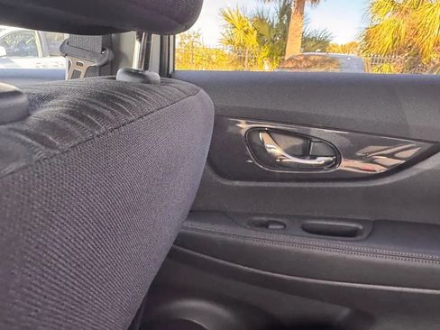 Used 2017 Nissan Rogue SV FWD image 16