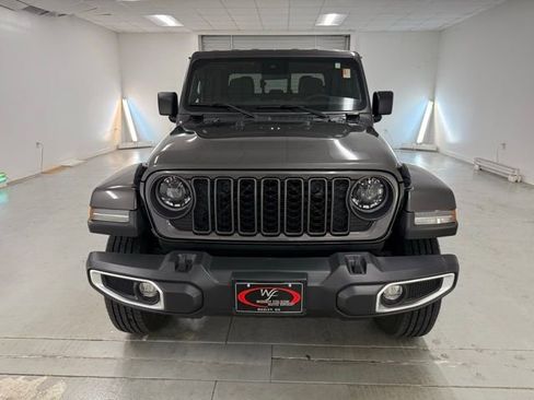 Used 2024 Jeep Gladiator Sport image 2