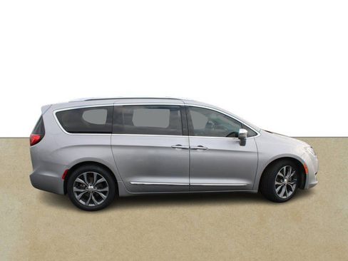 Used 2017 Chrysler Pacifica Limited image 2