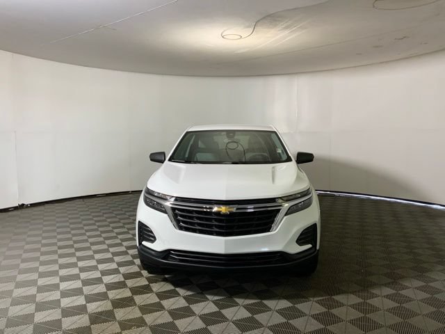 Used 2023 Chevrolet Equinox LS w/ LS Convenience Package AWD/4WD image 2
