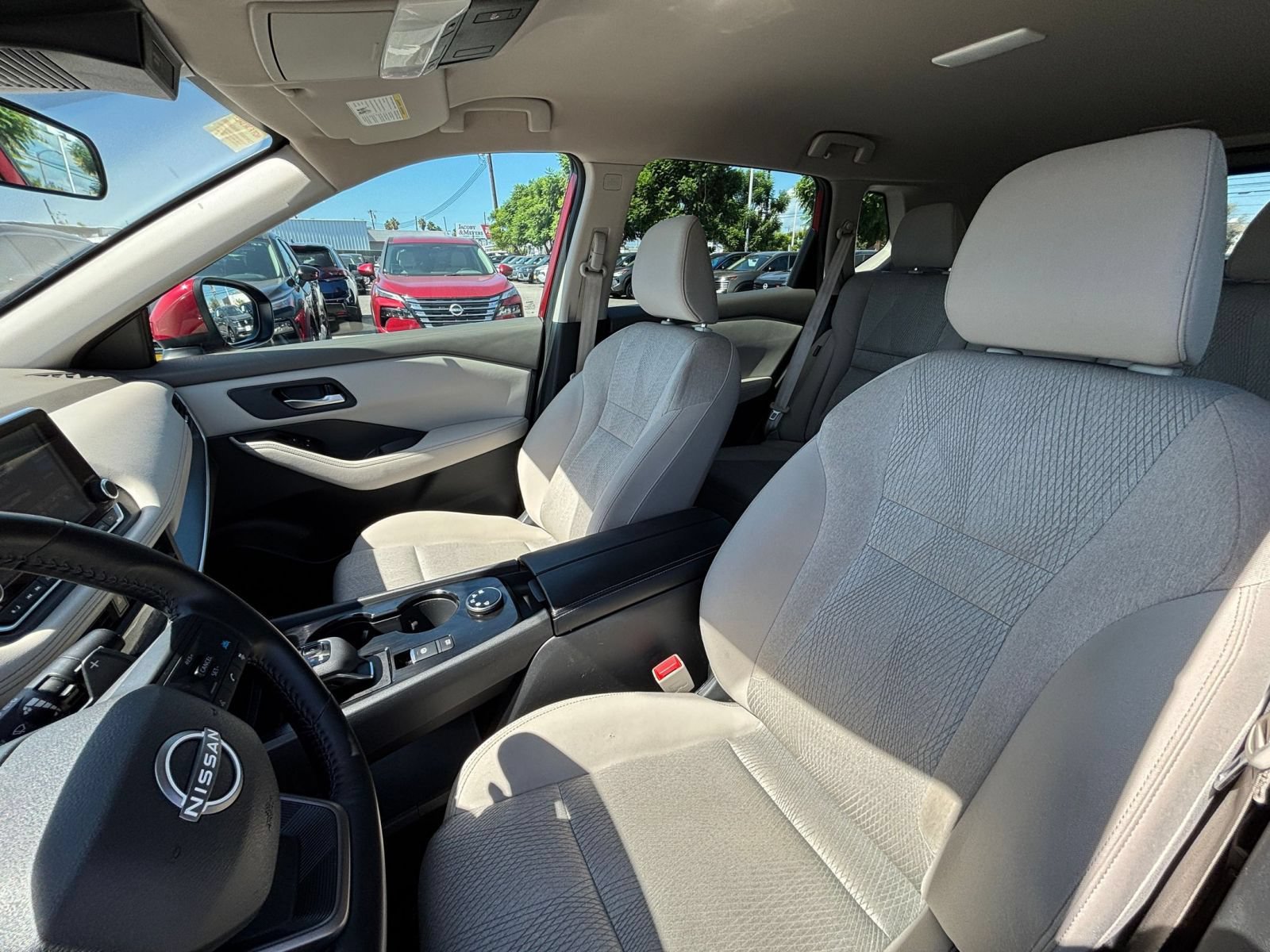 Used 2025 Nissan Rogue SV AWD/4WD image 28