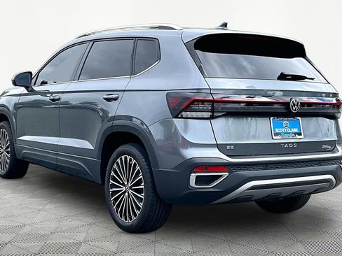 Used 2025 Volkswagen Taos SE FWD image 4