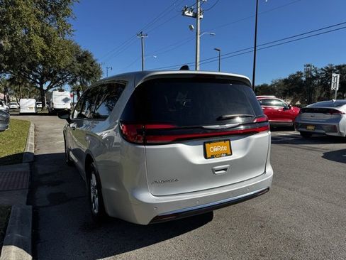 Used 2024 Chrysler Pacifica Touring-L image 5