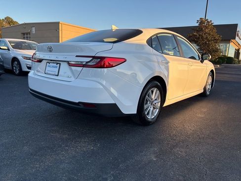 Used 2025 Toyota Camry LE image 5