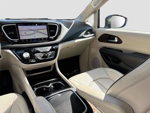 Used 2021 Chrysler Pacifica Limited image 27