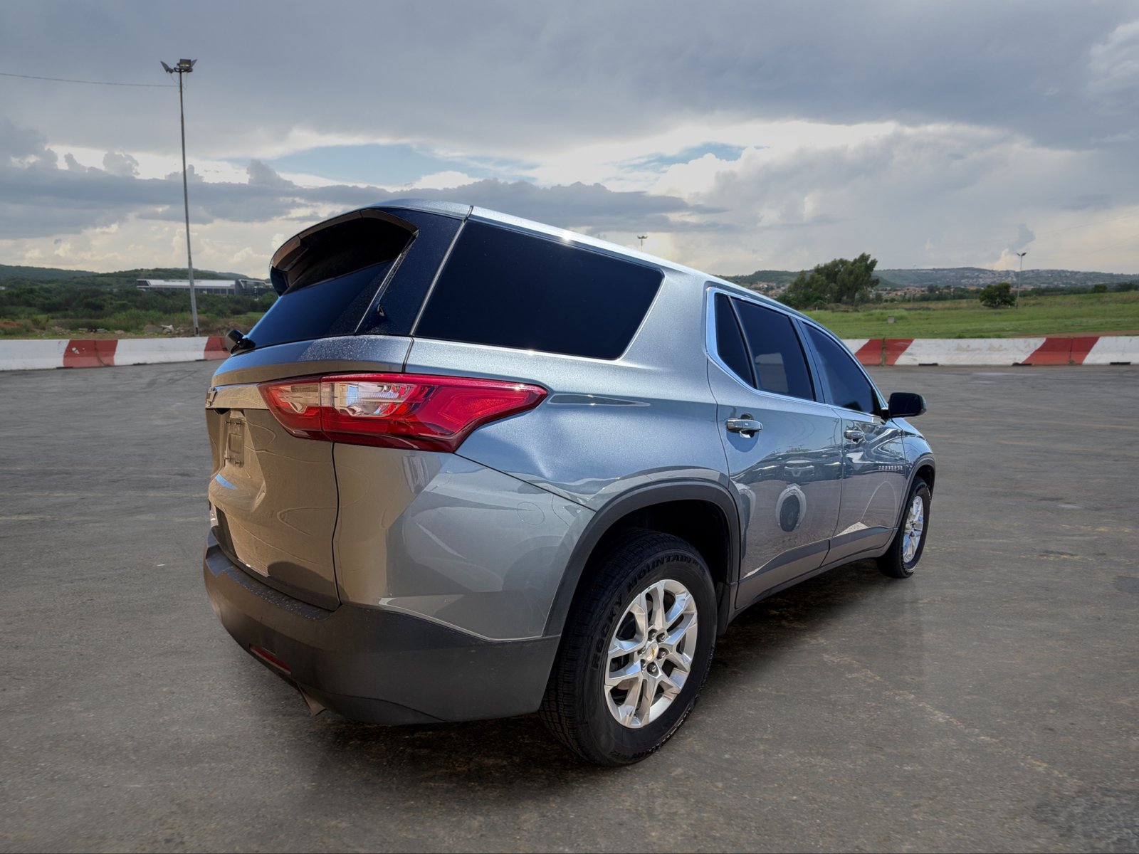 Used 2021 Chevrolet Traverse LS FWD image 3