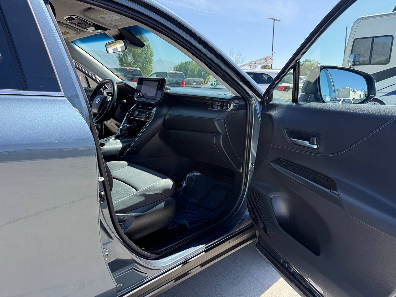 Used 2024 Toyota Venza LE AWD/4WD image 20