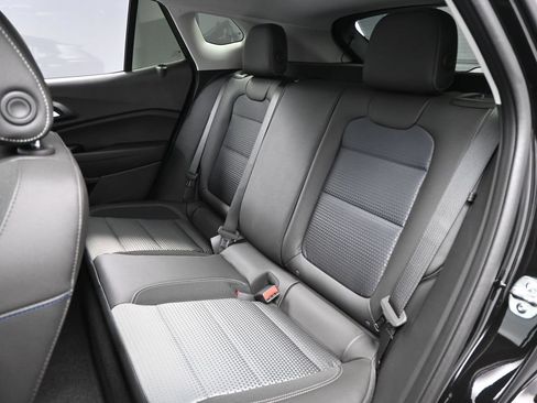 Used 2026 Chevrolet Trax LT w/ Sunroof Package FWD image 34