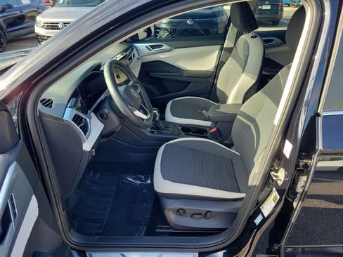 Used 2025 Volkswagen Taos SE FWD image 16