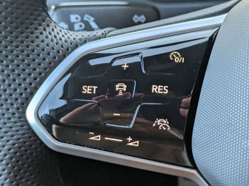 Used 2022 Volkswagen Tiguan SEL R-Line image 13