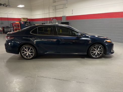 Used 2021 Toyota Camry XLE w/ Navigation Upgrade Package image 11