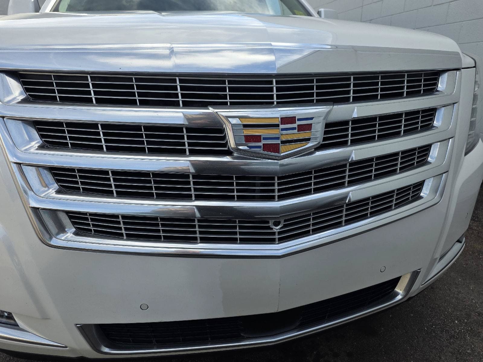 Used 2019 Cadillac Escalade Premium Luxury w/ LPO, Radiant Package AWD/4WD image 15