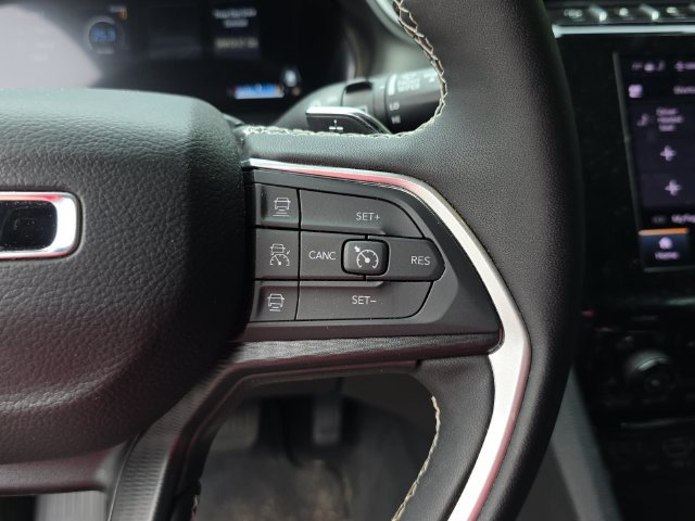 Used 2025 Jeep Grand Cherokee Altitude RWD image 16