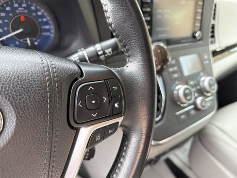 Used 2019 Toyota Sienna XLE image 19