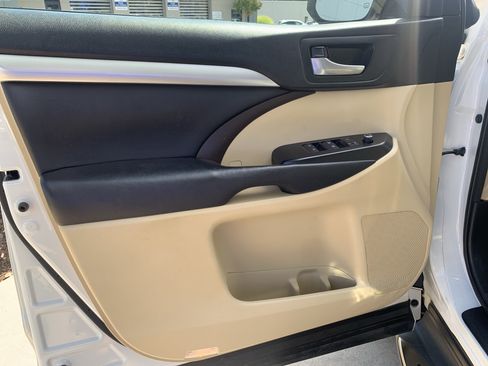Used 2017 Toyota Highlander XLE FWD image 14