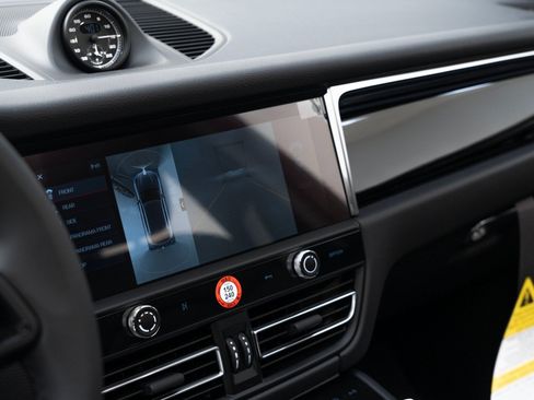 Certified 2025 Porsche Macan AWD/4WD image 25