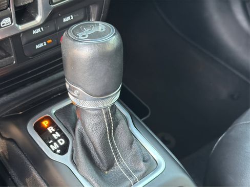 Used 2018 Jeep Wrangler Unlimited Sahara image 38