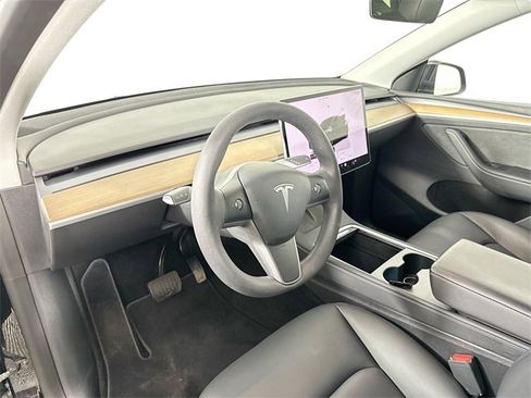 Used 2023 Tesla Model Y Long Range image 18