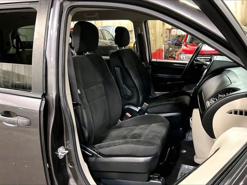 Used 2019 Dodge Grand Caravan SE w/ UConnect Hands-Free Group image 8