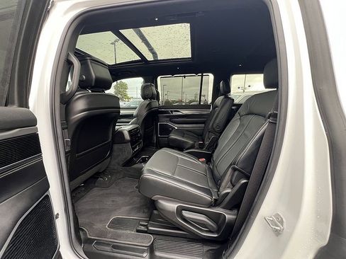 Used 2022 Jeep Wagoneer Series III image 14