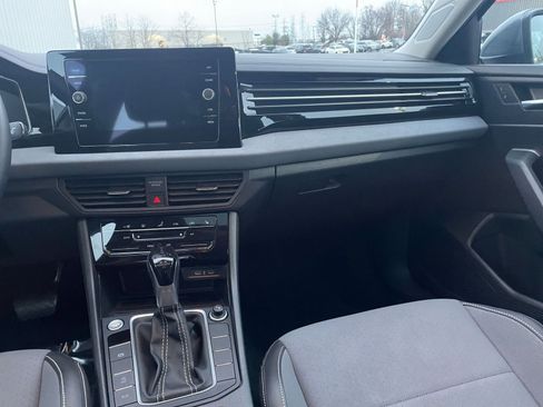 Used 2025 Volkswagen Jetta SE image 34