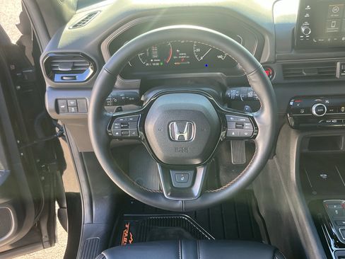 Used 2025 Honda Pilot TrailSport image 13