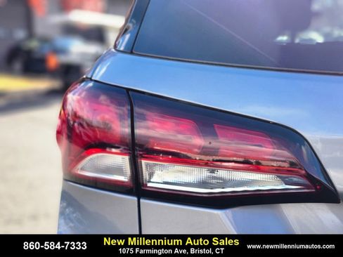 Used 2023 Chevrolet Equinox LT w/ Driver Convenience Package image 9