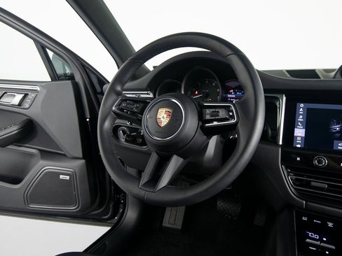 Certified 2025 Porsche Macan image 30