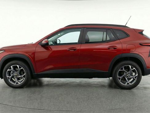 Used 2025 Chevrolet Trax LT FWD image 4