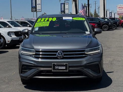 Used 2023 Volkswagen Tiguan SE w/ Panoramic Sunroof Package FWD image 3