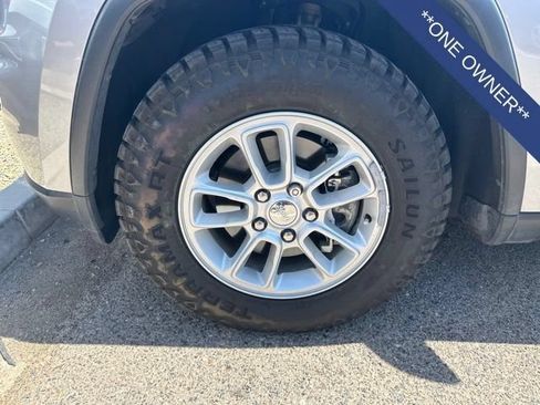 Used 2018 Jeep Grand Cherokee Laredo RWD image 2
