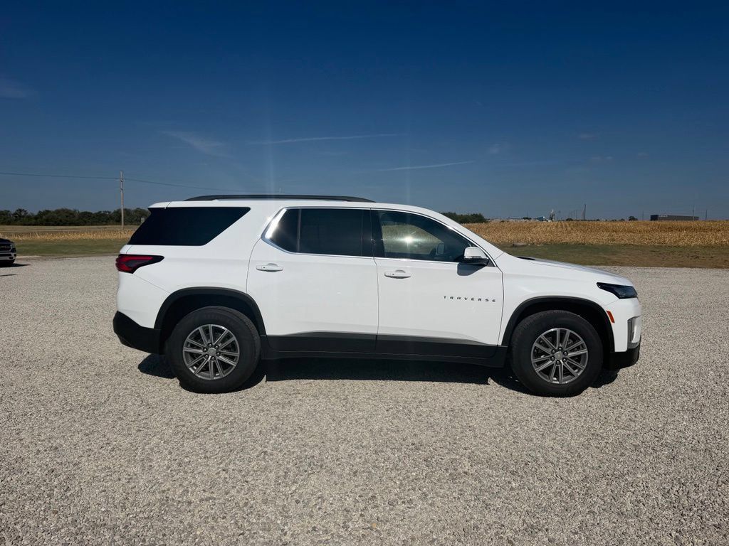 Used 2023 Chevrolet Traverse LT FWD image 2