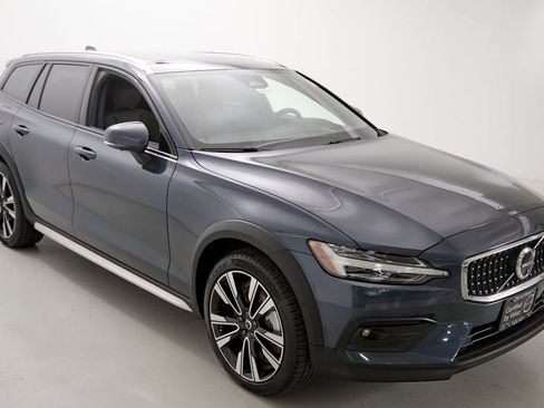 Certified 2025 Volvo V60 B5 Cross Country Ultra AWD/4WD image 4