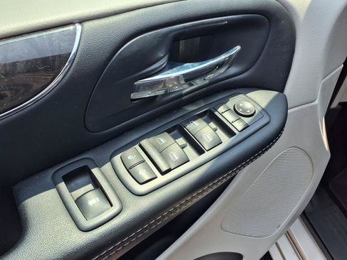 Used 2016 Chrysler Town & Country Touring w/ Driver Convenience Group FWD image 19