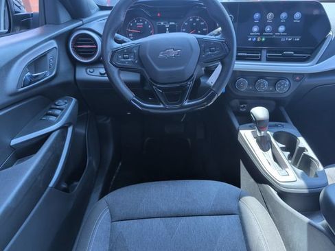 Used 2024 Chevrolet Trax RS FWD image 2