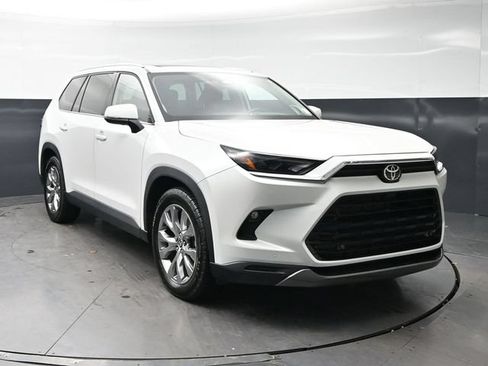 Used 2024 Toyota Grand Highlander FWD image 3