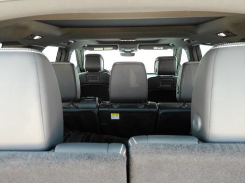 Used 2023 Land Rover Discovery S AWD/4WD image 29