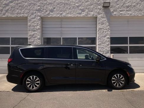 Used 2023 Chrysler Pacifica Touring-L FWD image 1