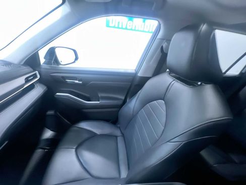 Used 2020 Toyota Highlander XLE image 34