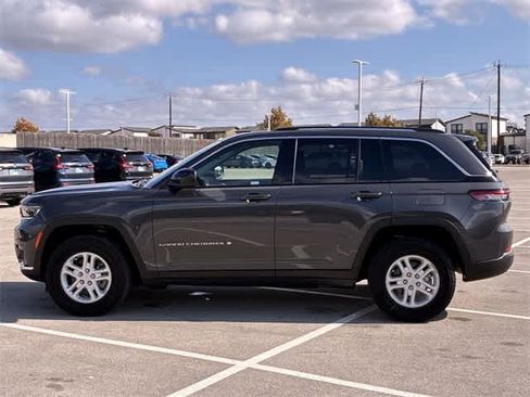 Used 2024 Jeep Grand Cherokee Laredo image 3