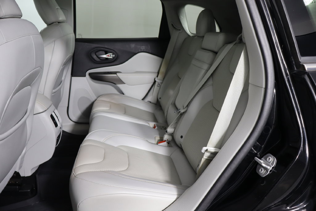 Used 2019 Jeep Cherokee Limited FWD image 16