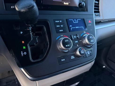 Used 2017 Toyota Sienna LE AWD/4WD image 23