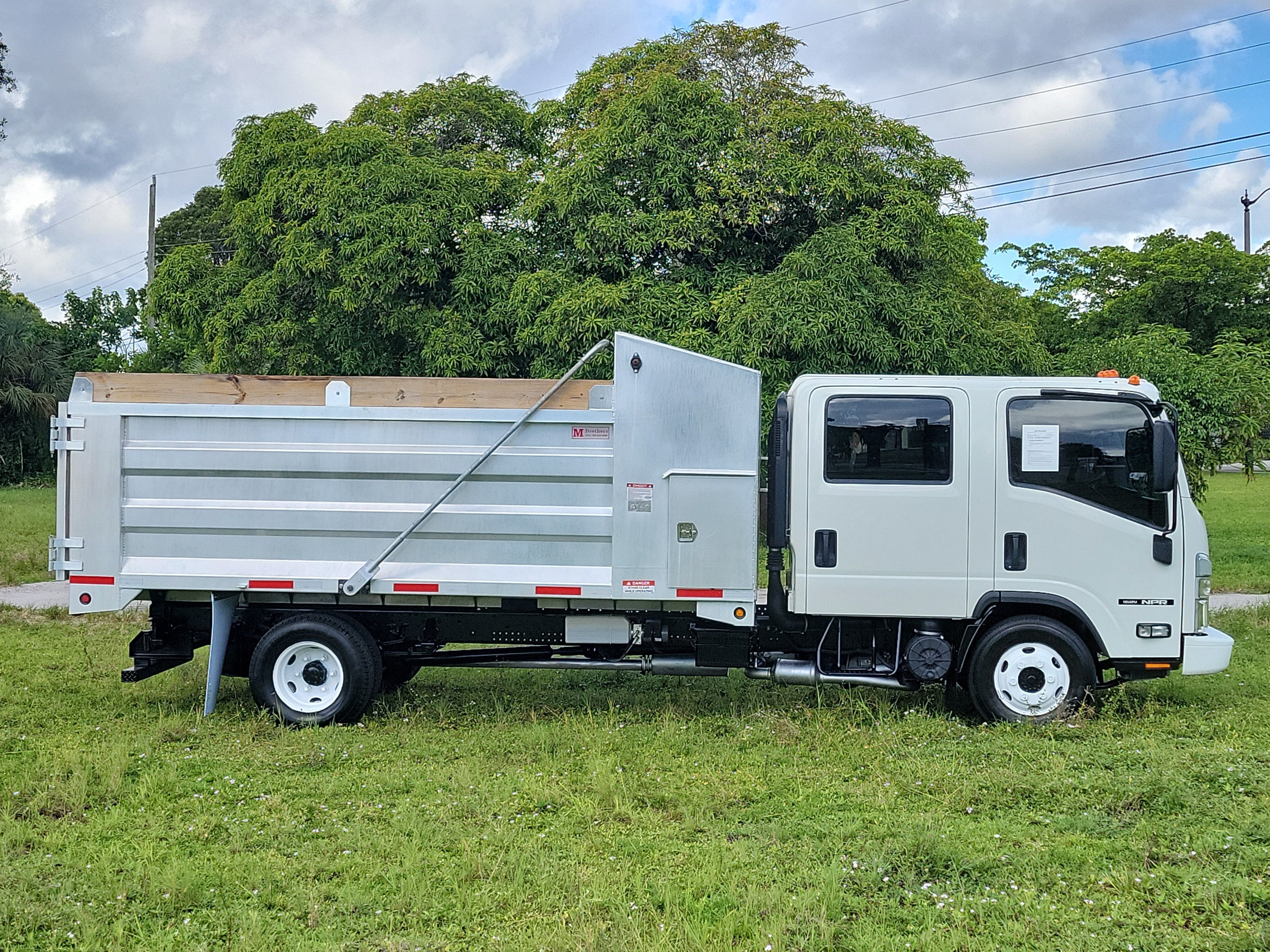 Used 2024 Isuzu NPR RWD image 2
