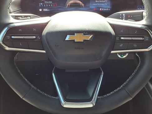 Used 2025 Chevrolet Traverse LT FWD image 16