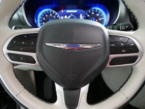 Used 2018 Chrysler Pacifica Limited FWD image 25