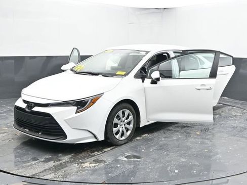 Used 2025 Toyota Corolla LE image 51