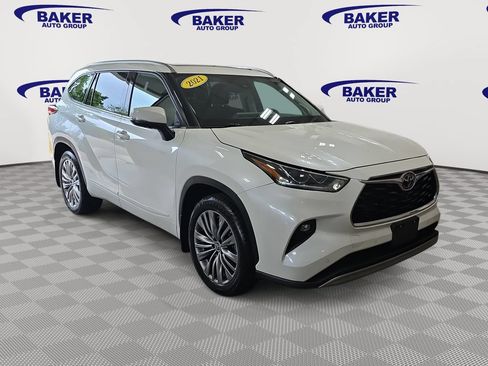 Used 2021 Toyota Highlander Platinum FWD image 3