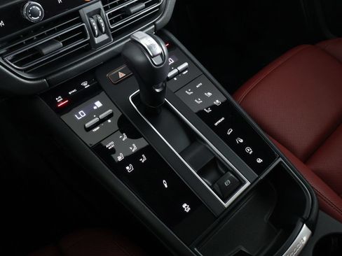 Certified 2026 Porsche Macan Turbo AWD/4WD image 18