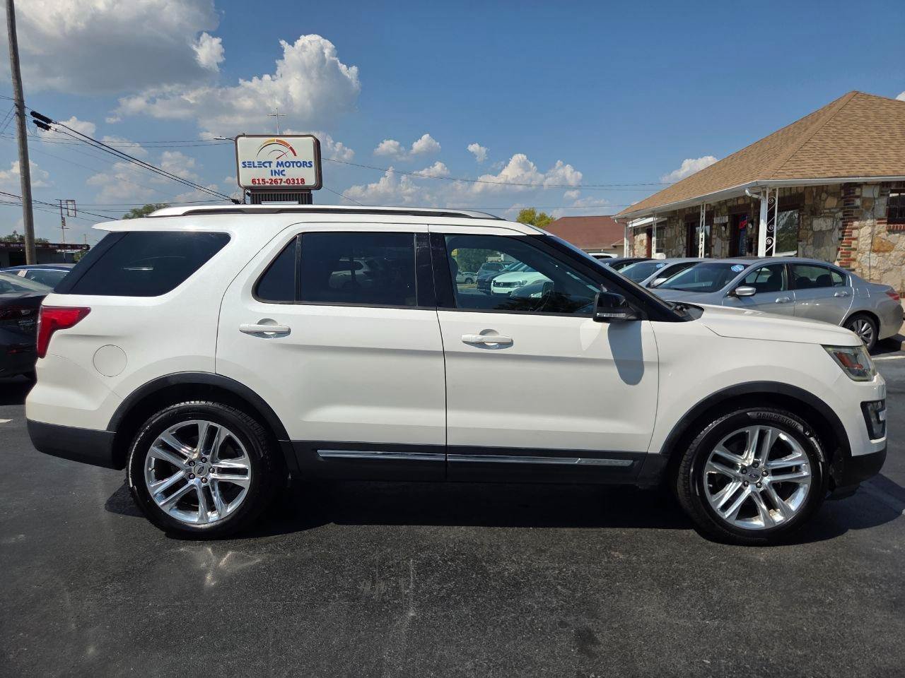 Used 2017 Ford Explorer XLT w/ Equipment Group 202A FWD image 6
