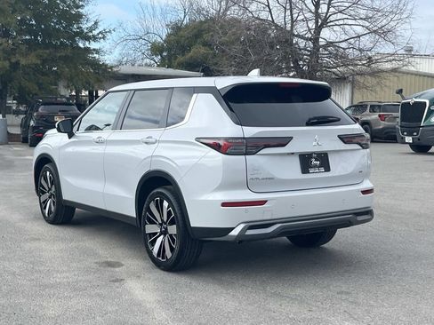 New 2026 Mitsubishi Outlander SE FWD image 3